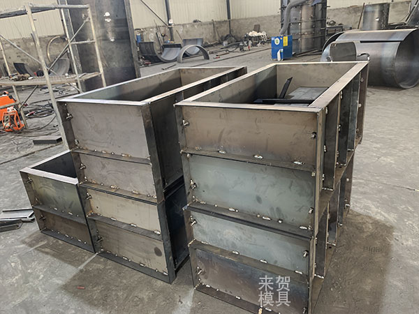 今天上午，10套路沿石鋼模具裝車發(fā)走！
