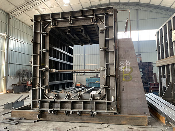 裝配式箱涵模具已經(jīng)制作完成