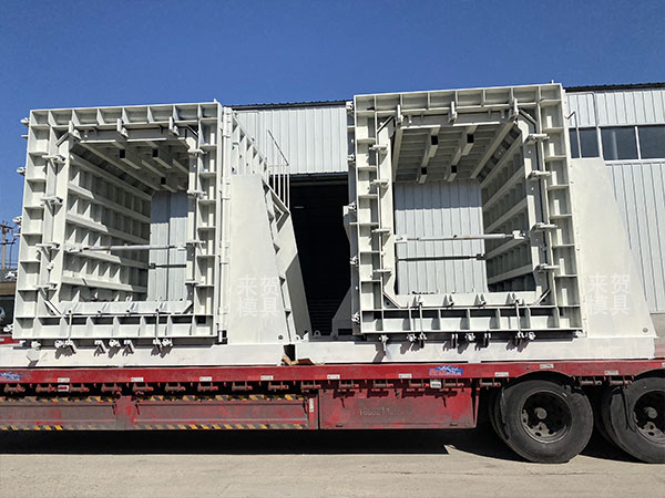 裝配式綜合管廊模具裝車中
