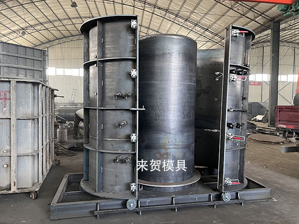 一體成型的預(yù)制檢查井鋼模具，底座板下方設(shè)有支腳機構(gòu)