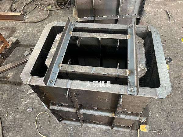 異型跌水井模具外模內部