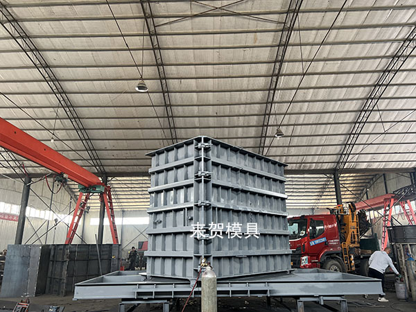 新型電纜井蓋板模具起吊工具的研制