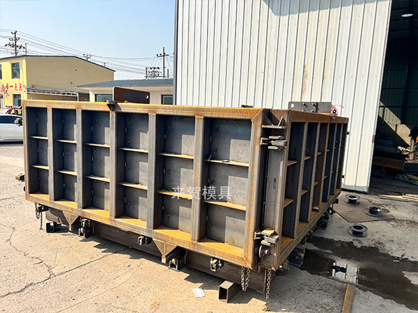 新型電纜檢查井蓋板模具構(gòu)架起吊工具的研制