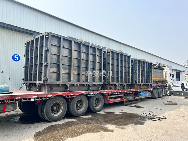 雨水檢查井模具與路面的接縫處出現(xiàn)塌陷