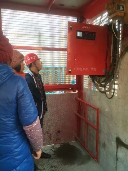 施工升降機上的應用2.jpg 施工升降機上的應用2.jpg